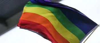 Pourquoi le drapeau LGBT pourrait disparaître dans les ambassades des États-Unis ?